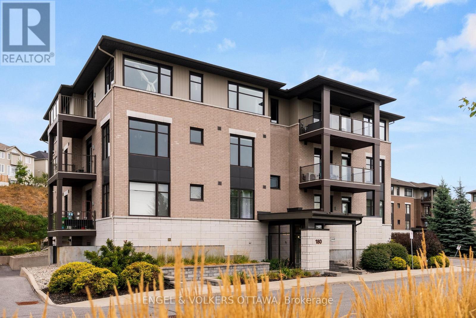 302 - 180 Guelph Private, Ottawa, Ontario  K2T 0J6 - Photo 2 - X12366638