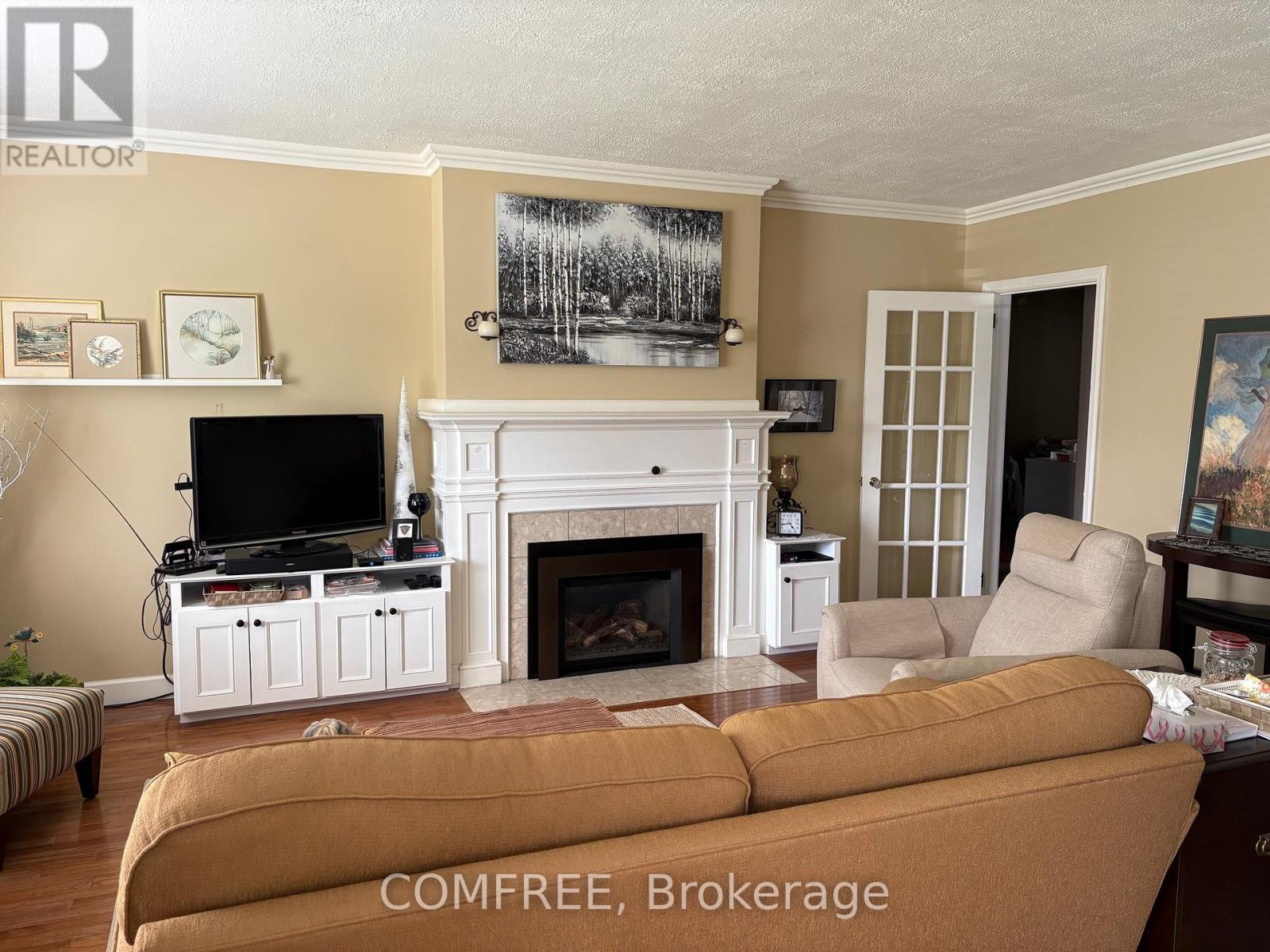 15 Laird Avenue N, Amherstburg, Ontario  N9V 2T5 - Photo 3 - X12366681