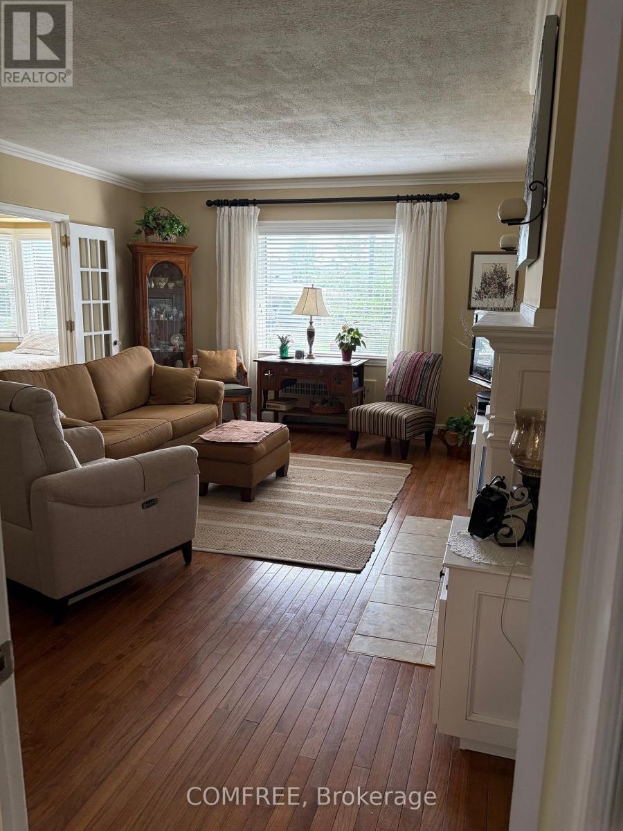 15 Laird Avenue N, Amherstburg, Ontario  N9V 2T5 - Photo 5 - X12366681
