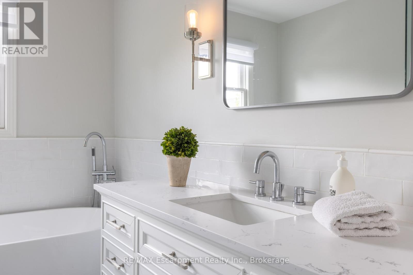 212 King Street, Oakville, Ontario  L6J 1B5 - Photo 20 - W12366618