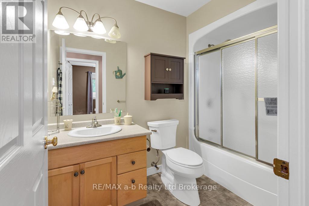 53 Woodland Crescent, Tillsonburg, Ontario  N4G 4G6 - Photo 10 - X12366693