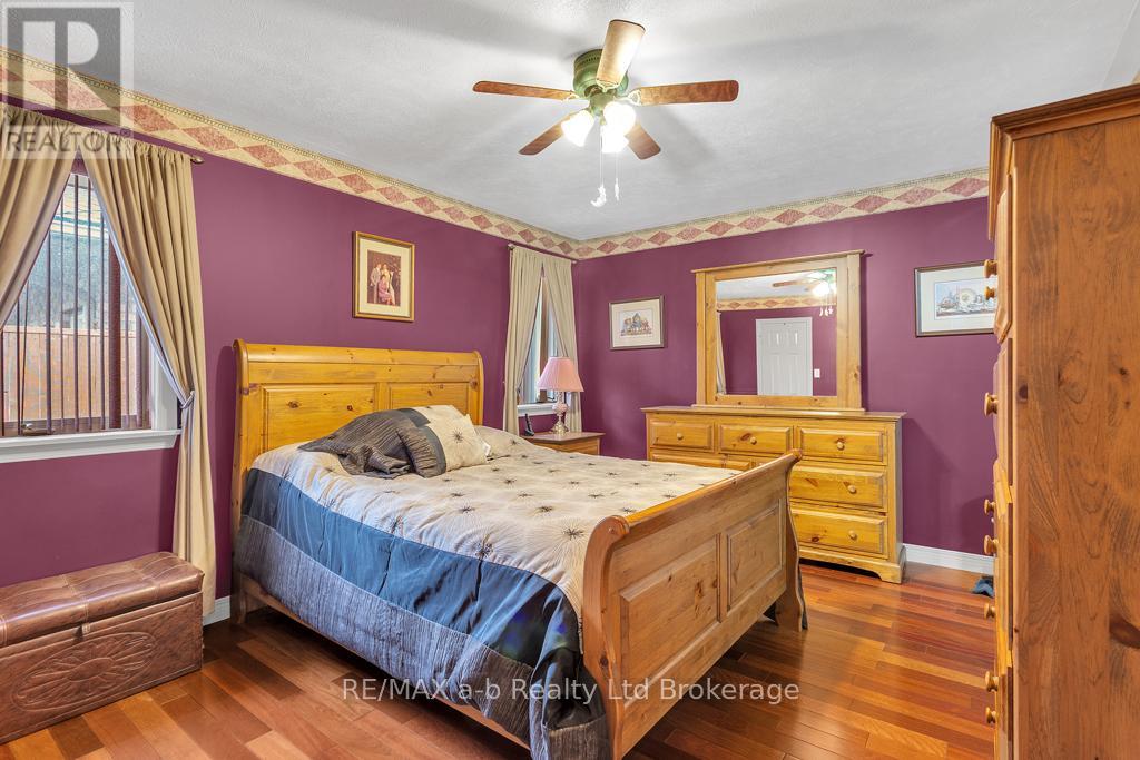 53 Woodland Crescent, Tillsonburg, Ontario  N4G 4G6 - Photo 11 - X12366693