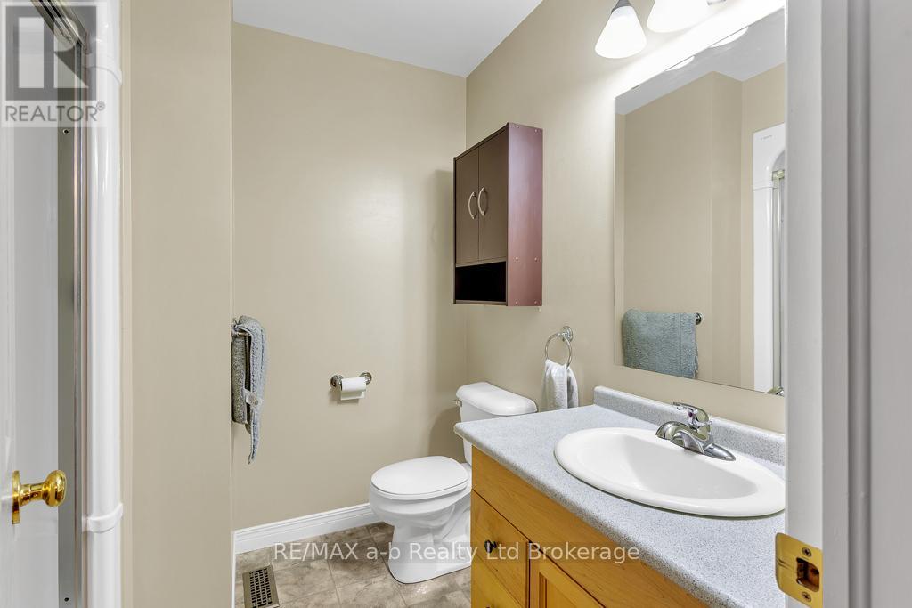 53 Woodland Crescent, Tillsonburg, Ontario  N4G 4G6 - Photo 12 - X12366693