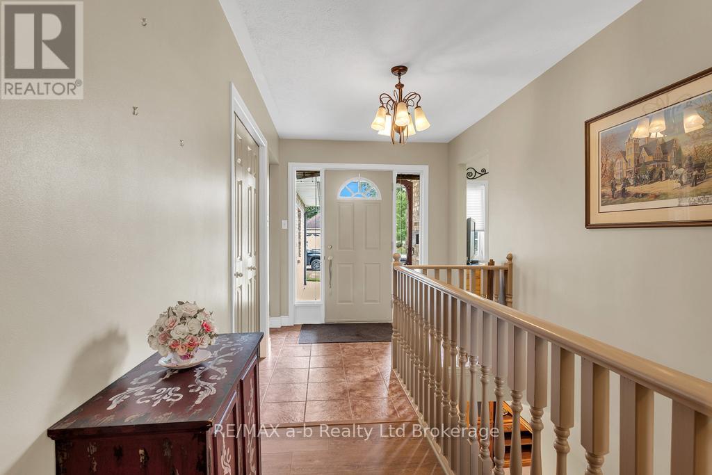 53 Woodland Crescent, Tillsonburg, Ontario  N4G 4G6 - Photo 2 - X12366693