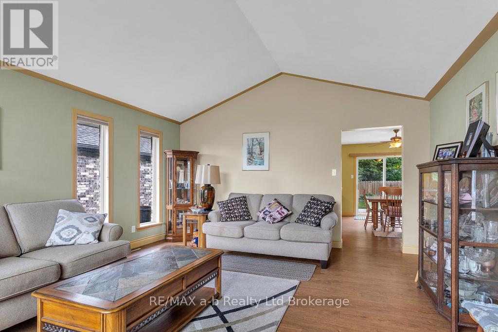 53 Woodland Crescent, Tillsonburg, Ontario  N4G 4G6 - Photo 4 - X12366693