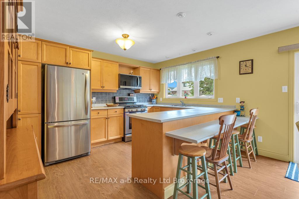 53 Woodland Crescent, Tillsonburg, Ontario  N4G 4G6 - Photo 6 - X12366693