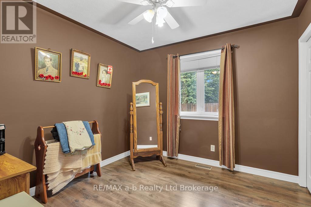 53 Woodland Crescent, Tillsonburg, Ontario  N4G 4G6 - Photo 8 - X12366693