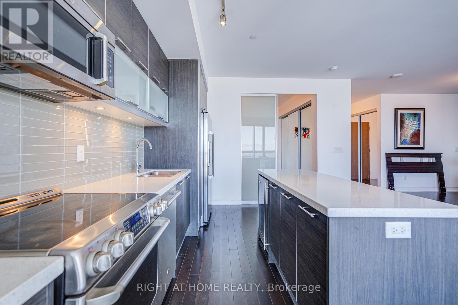 7405 - 388 Yonge Street, Toronto, Ontario  M5B 0A4 - Photo 32 - C12366632