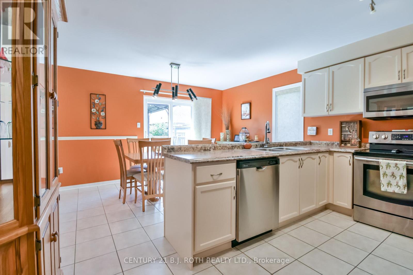 1957 Mill Street, Innisfil, Ontario  L9S 2A2 - Photo 9 - N12366637