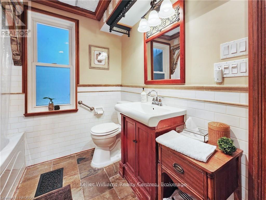 220 Marsh Street, Blue Mountains, Ontario  N0H 1J0 - Photo 17 - X12366779