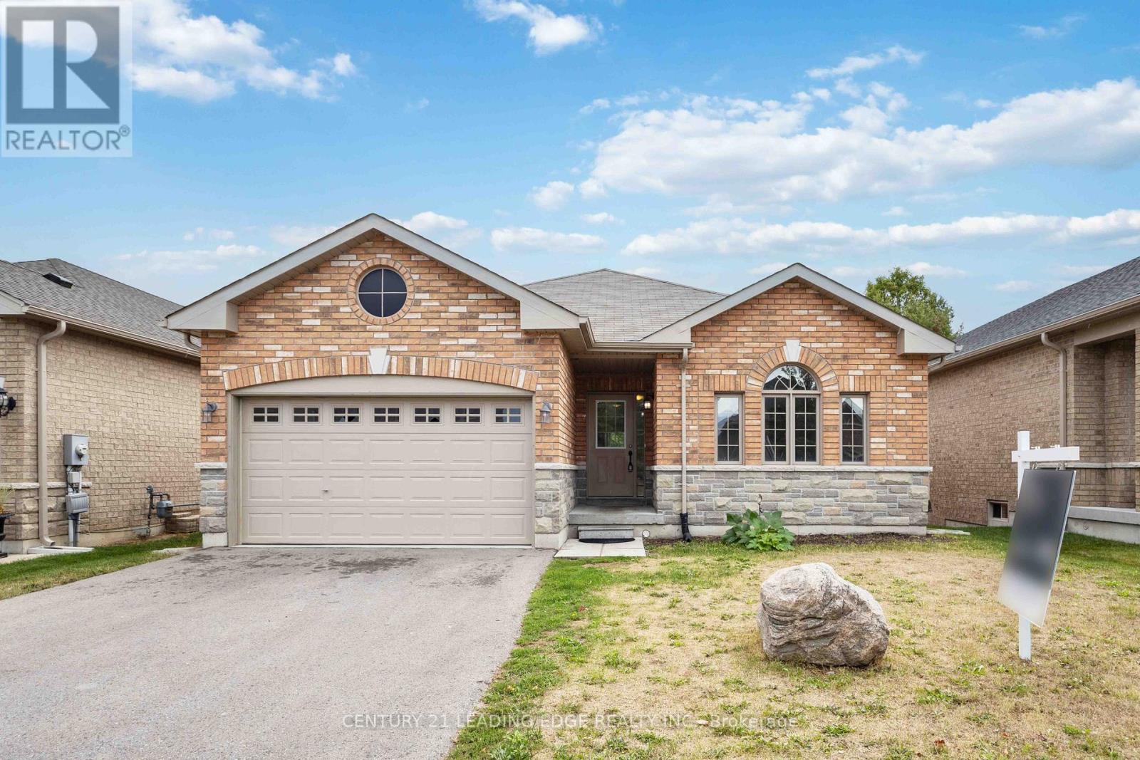 147 Springdale Drive, Kawartha Lakes, Ontario  K9V 0H9 - Photo 2 - X12350951