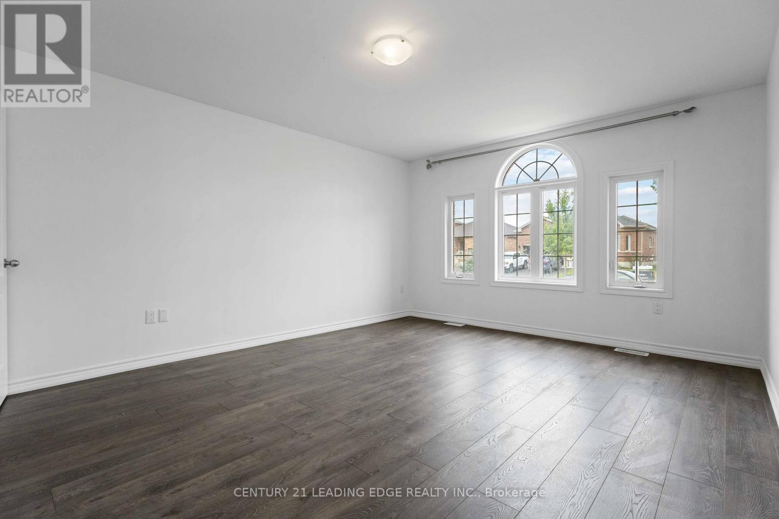 147 Springdale Drive, Kawartha Lakes, Ontario  K9V 0H9 - Photo 10 - X12350951