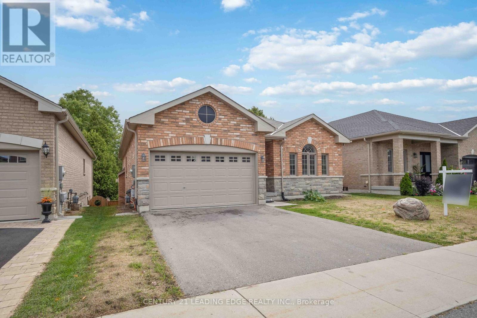 147 Springdale Drive, Kawartha Lakes, Ontario  K9V 0H9 - Photo 1 - X12350951