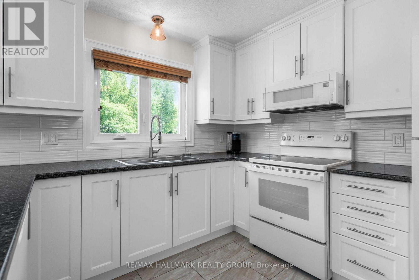1754 Labonte Street, Clarence-Rockland, Ontario  K0A 1N0 - Photo 12 - X12366845