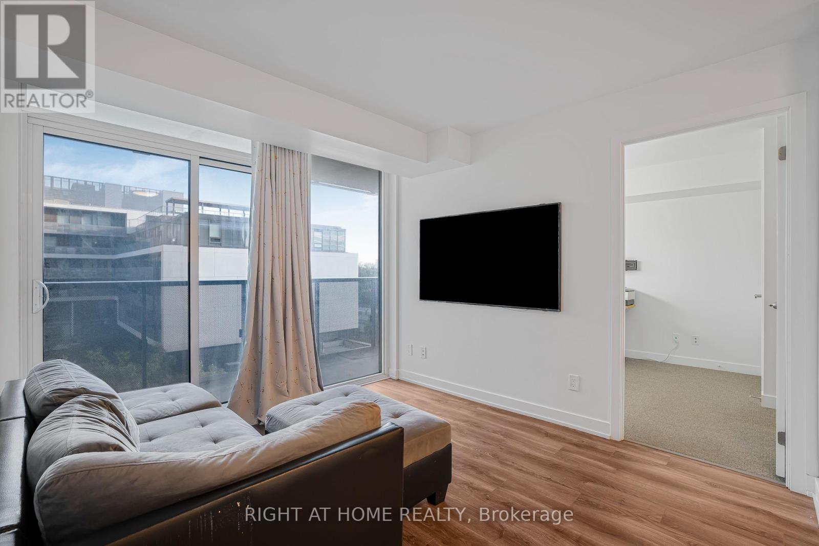 602 - 120 Varna Drive, Toronto (Yorkdale-Glen Park), Ontario  M6A 0B3 - Photo 1 - W12366759