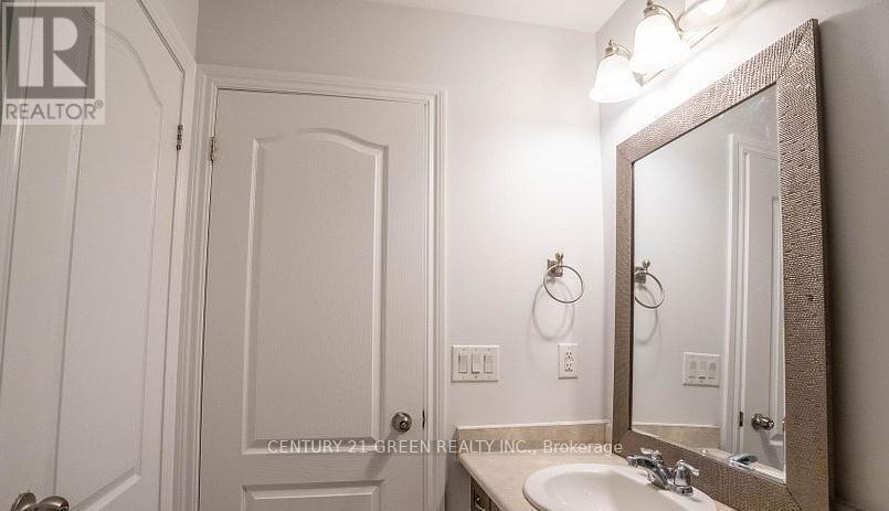 8 Bakewell Street, Brampton, Ontario  L5L 2E5 - Photo 8 - W12366372