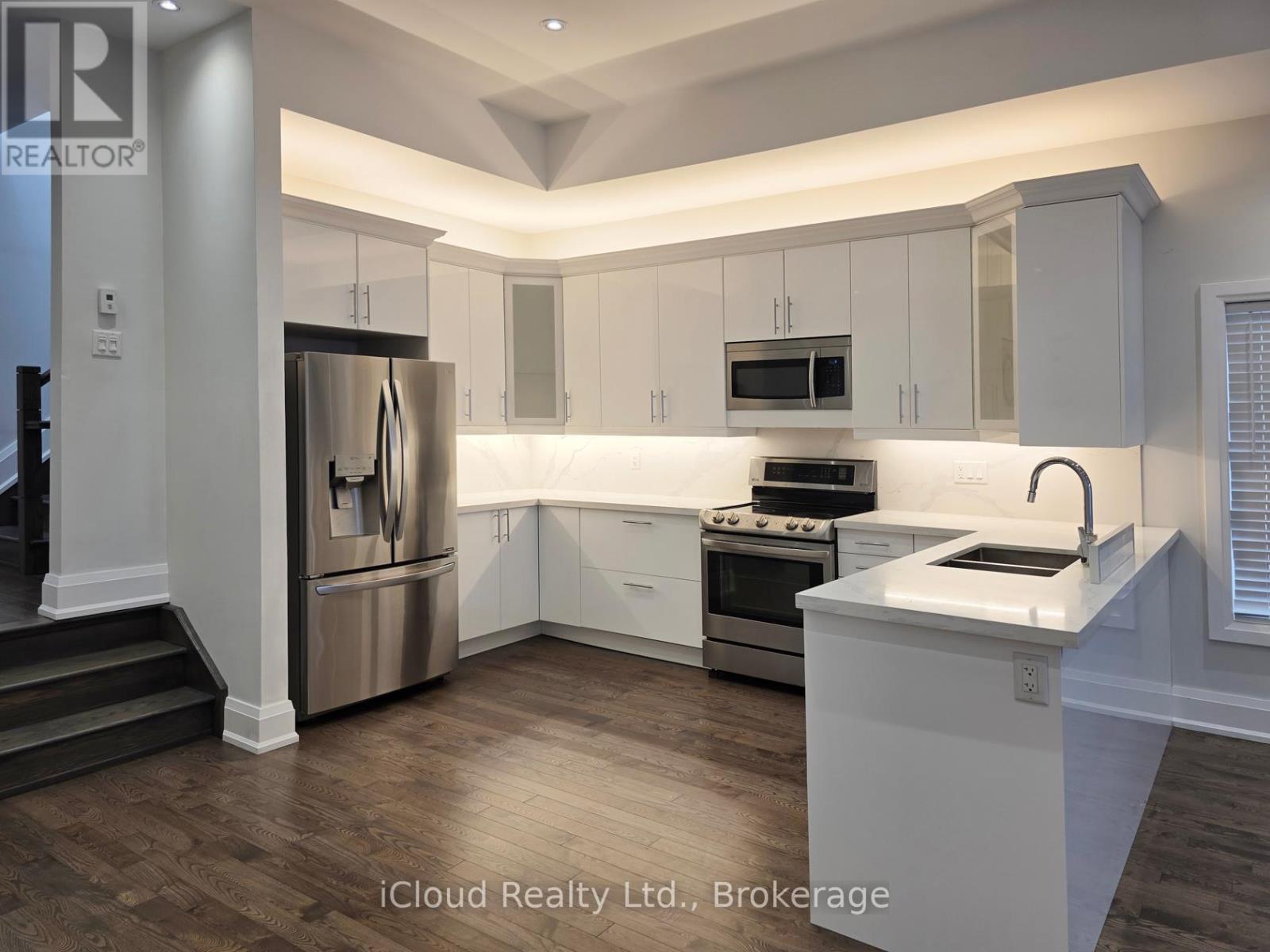 99a Leyton Avenue, Toronto (Oakridge), Ontario  M1L 3T9 - Photo 7 - E12366823