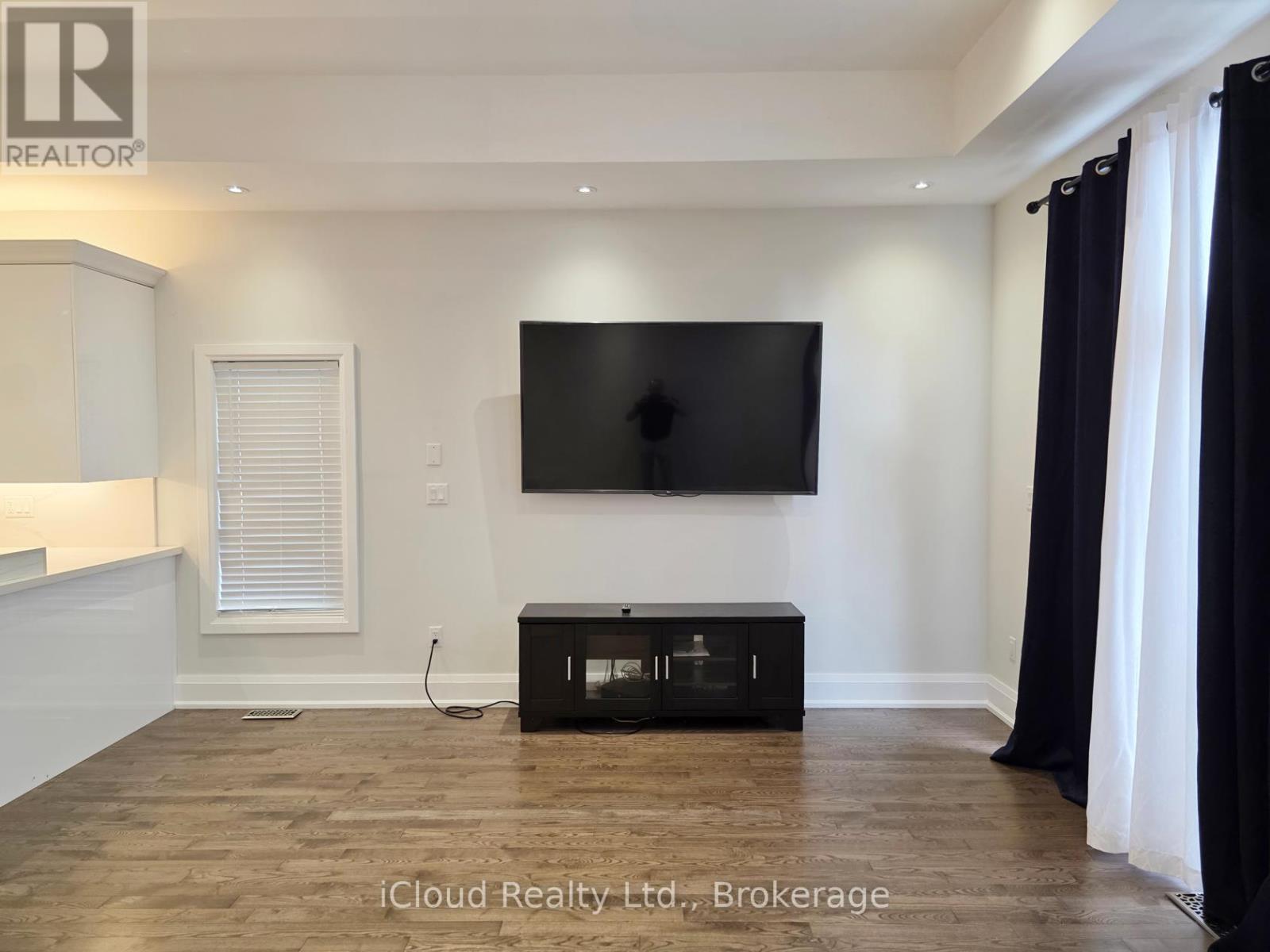 99a Leyton Avenue, Toronto (Oakridge), Ontario  M1L 3T9 - Photo 9 - E12366823