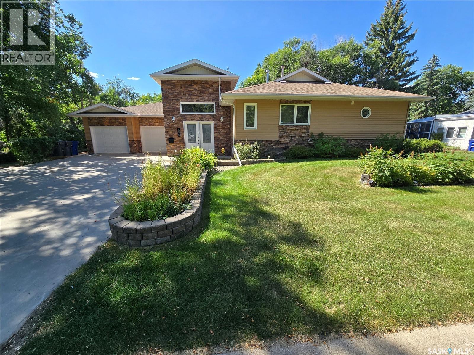 605 Elgin Street, Weyburn, Saskatchewan  S4H 0B9 - Photo 2 - SK016779