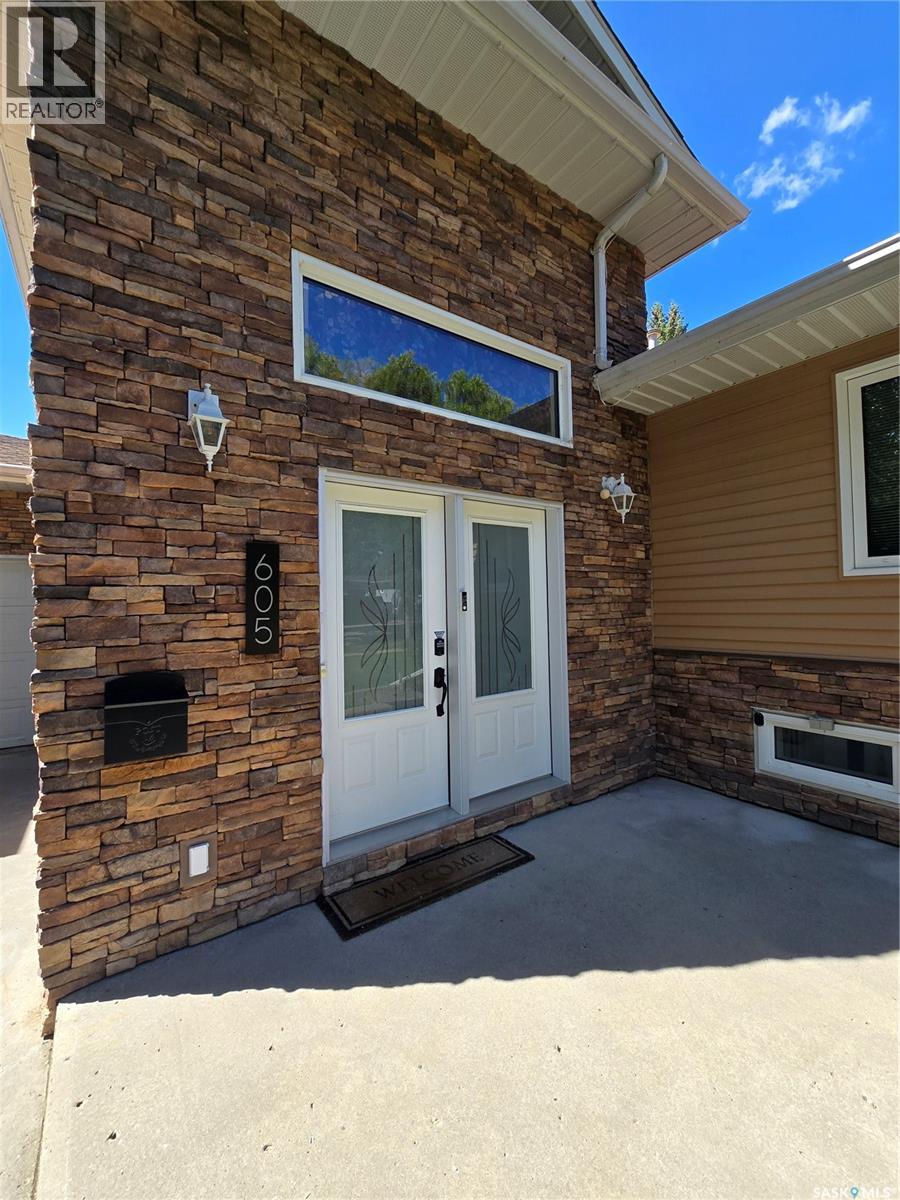 605 Elgin Street, Weyburn, Saskatchewan  S4H 0B9 - Photo 3 - SK016779