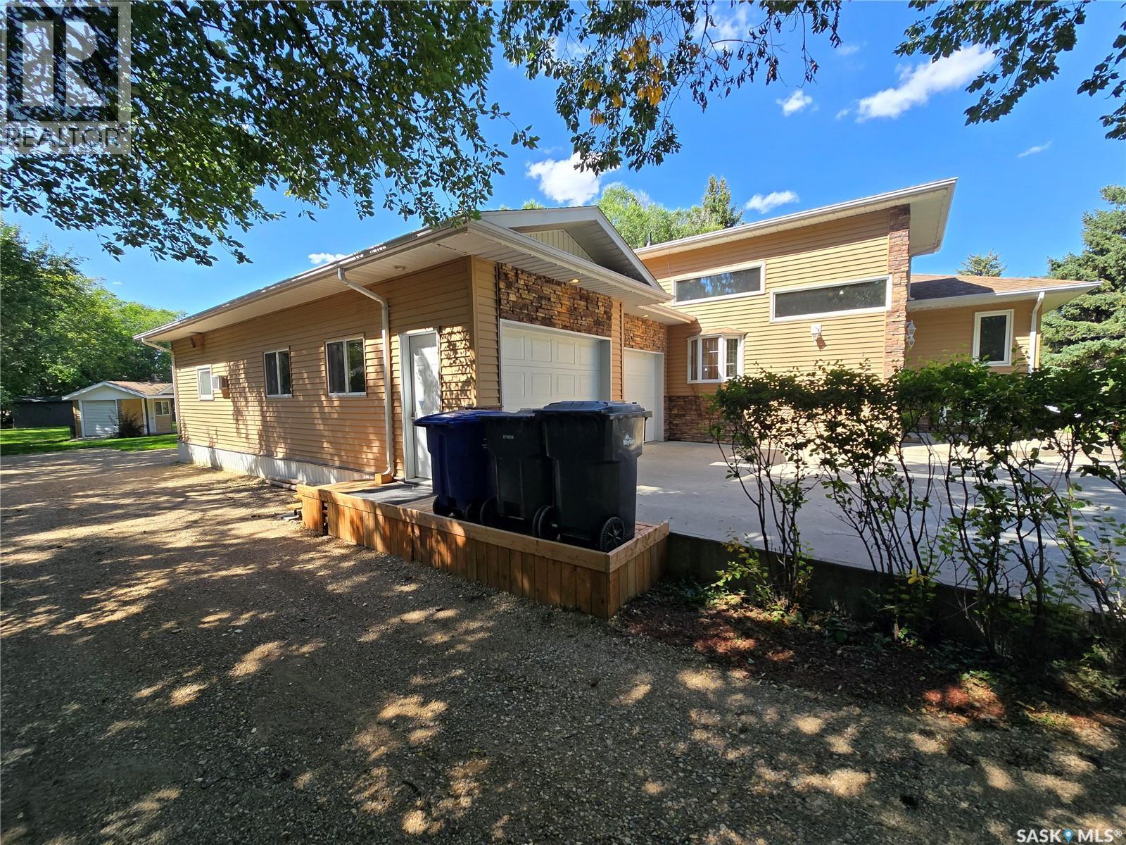 605 Elgin Street, Weyburn, Saskatchewan  S4H 0B9 - Photo 4 - SK016779