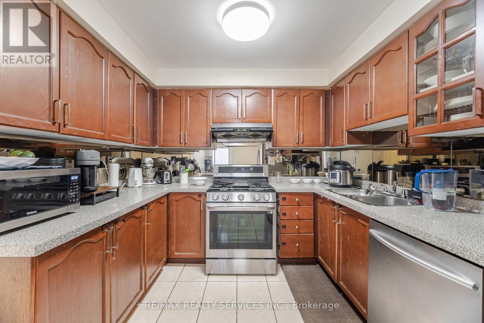 27 Rain Lily Lane, Brampton, Ontario  L6R 1S4 - Photo 14 - W12366802