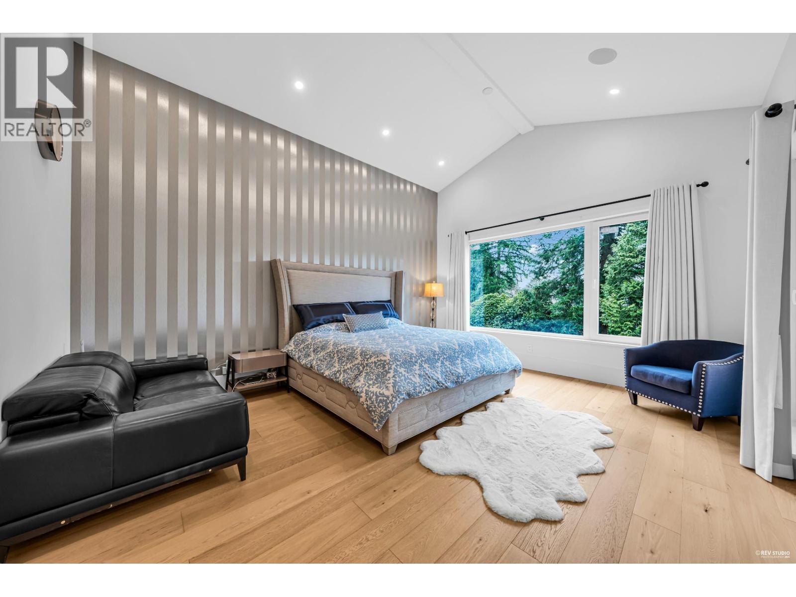 1075 Belvedere Drive, North Vancouver, British Columbia  V7R 2C6 - Photo 17 - R3040935