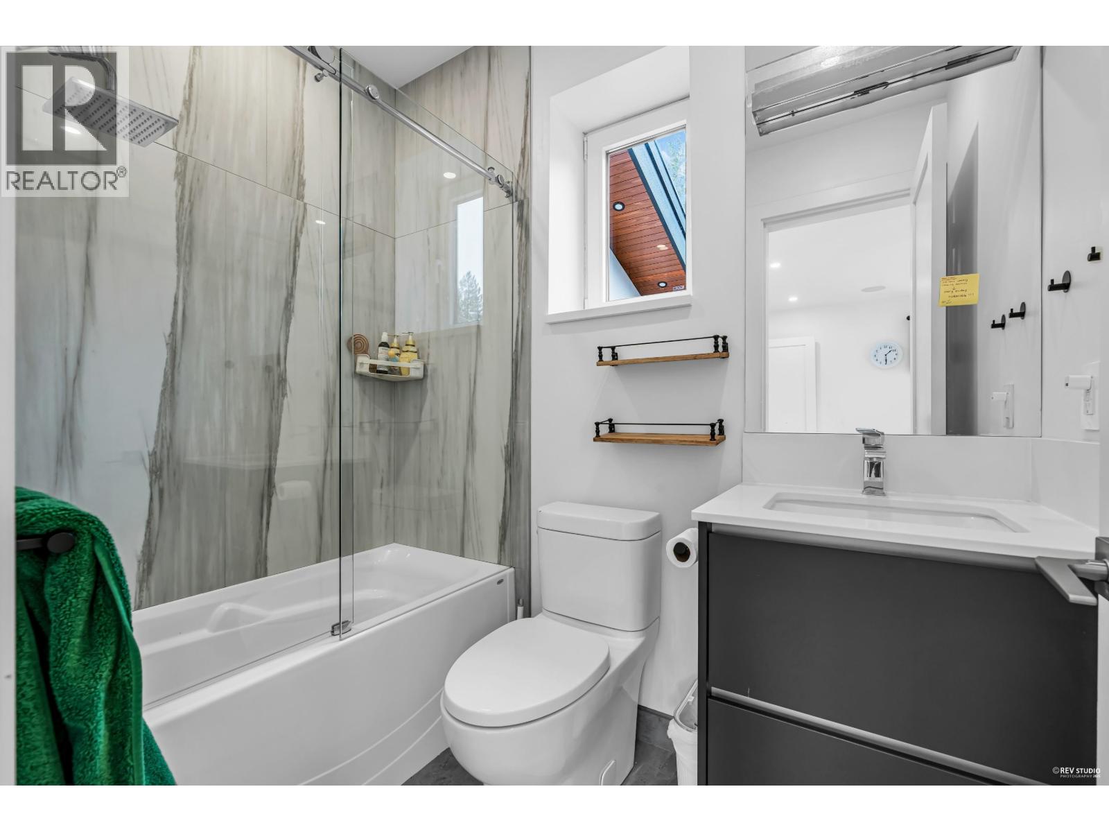 1075 Belvedere Drive, North Vancouver, British Columbia  V7R 2C6 - Photo 27 - R3040935