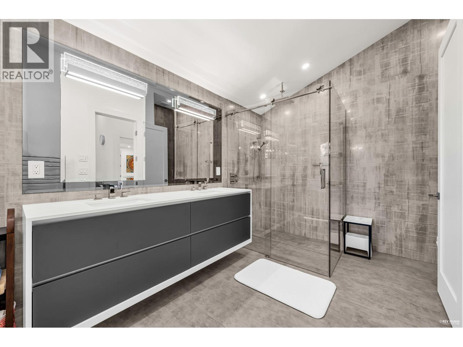1075 Belvedere Drive, North Vancouver, British Columbia  V7R 2C6 - Photo 21 - R3040935