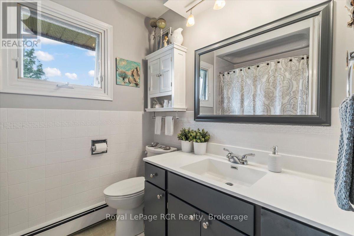 598 19th Avenue, Hanover, Ontario  N4N 3E9 - Photo 12 - X12366927