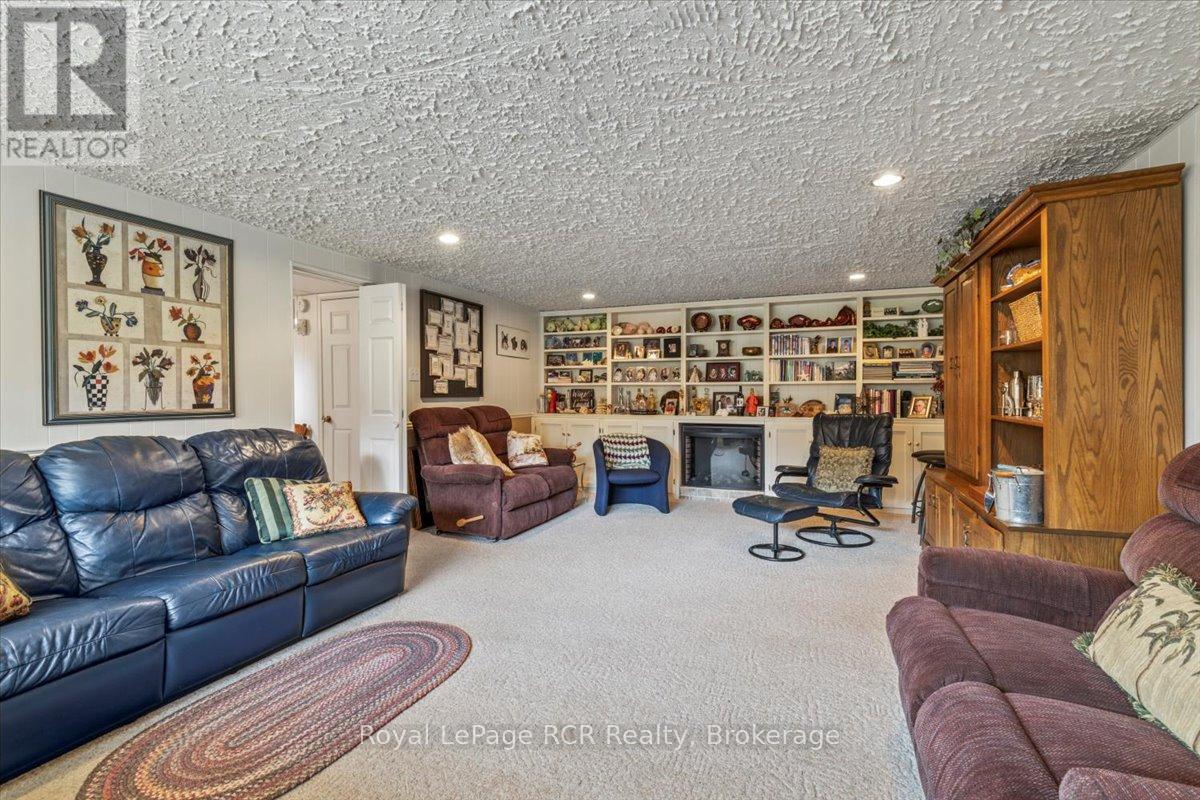 598 19th Avenue, Hanover, Ontario  N4N 3E9 - Photo 18 - X12366927