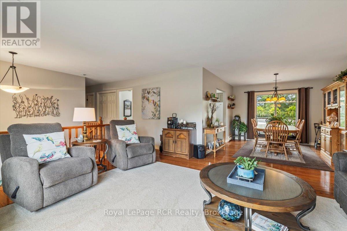 598 19th Avenue, Hanover, Ontario  N4N 3E9 - Photo 5 - X12366927