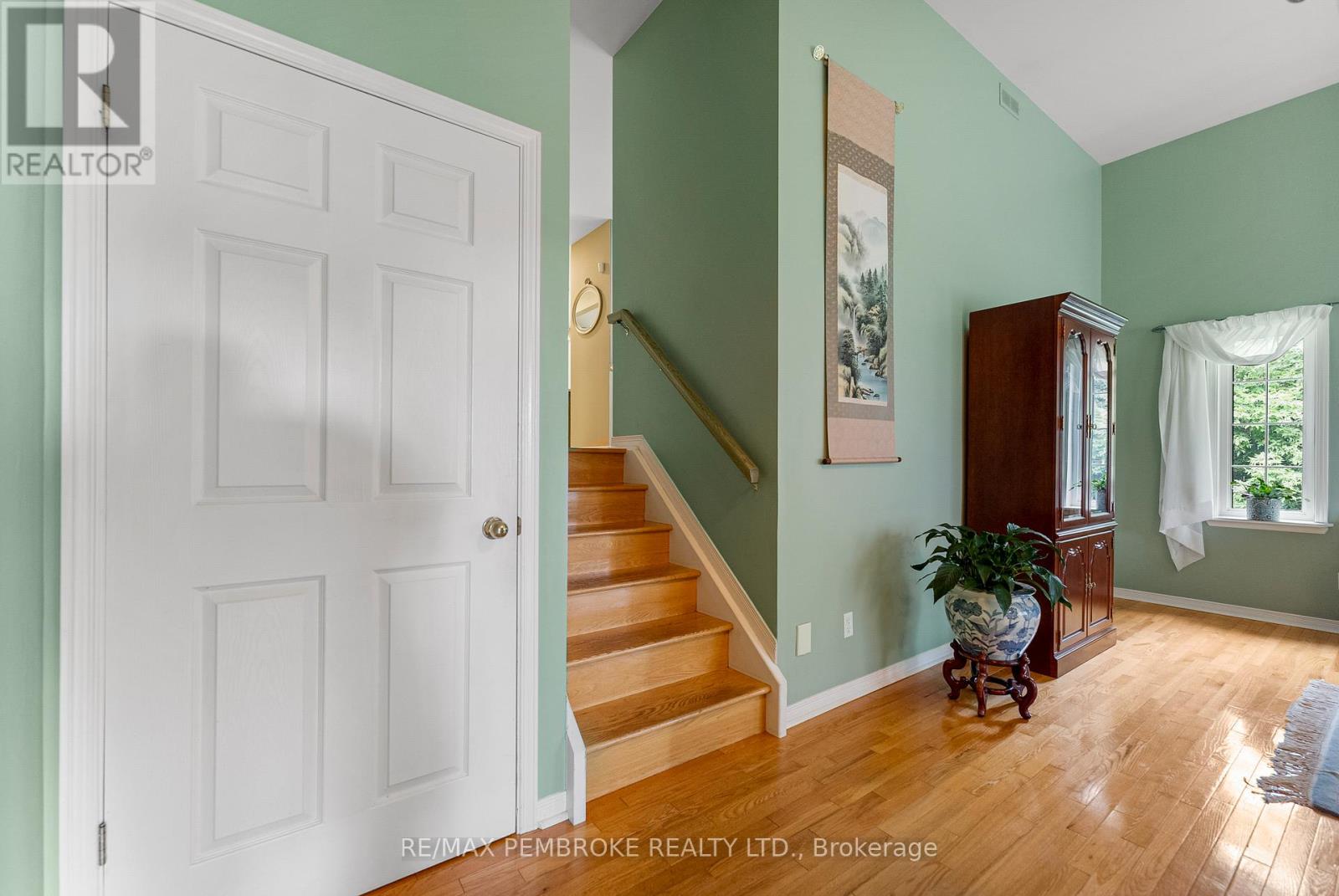 114 Stoneyfield Road, Laurentian Valley, Ontario  K8B 1B7 - Photo 13 - X12367015