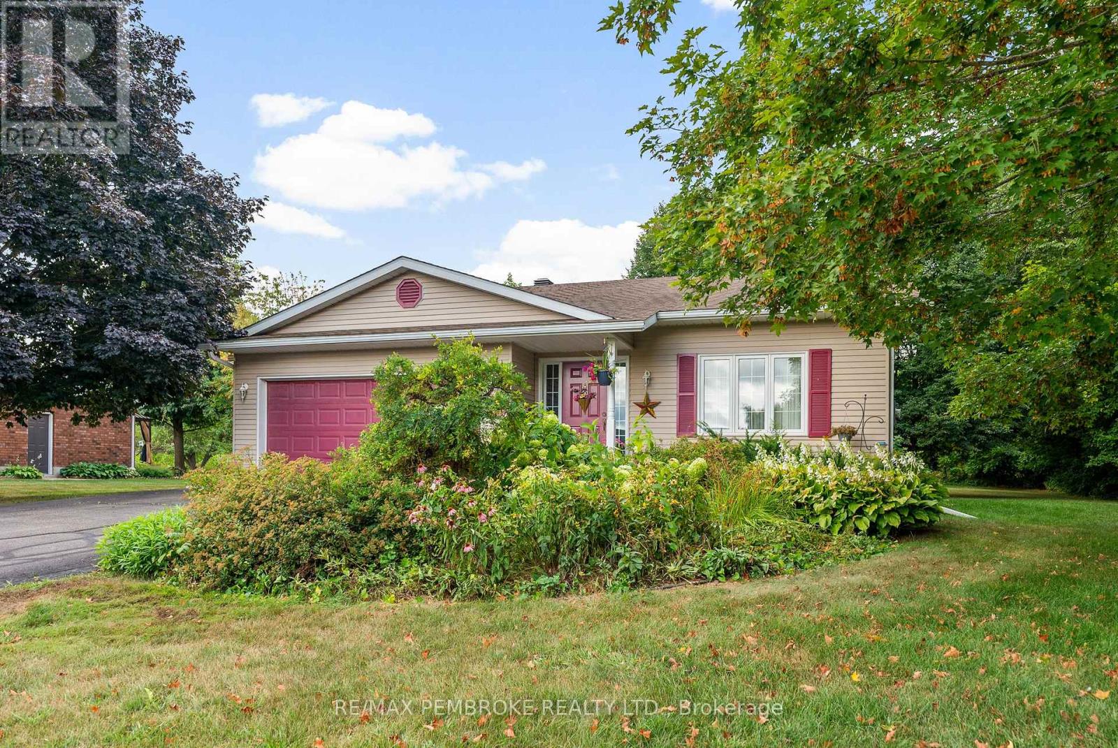 114 Stoneyfield Road, Laurentian Valley, Ontario  K8B 1B7 - Photo 2 - X12367015