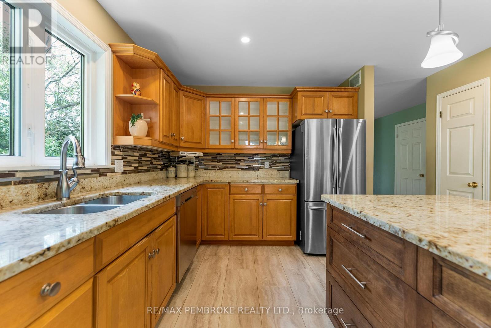 114 Stoneyfield Road, Laurentian Valley, Ontario  K8B 1B7 - Photo 22 - X12367015