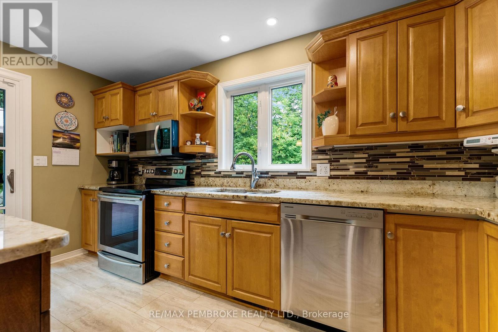 114 Stoneyfield Road, Laurentian Valley, Ontario  K8B 1B7 - Photo 24 - X12367015