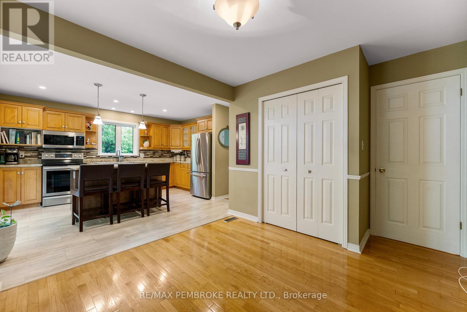 114 Stoneyfield Road, Laurentian Valley, Ontario  K8B 1B7 - Photo 27 - X12367015