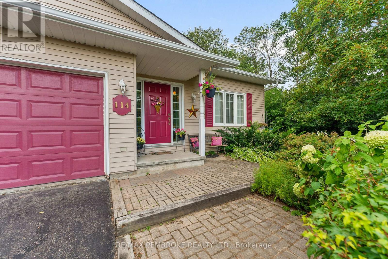 114 Stoneyfield Road, Laurentian Valley, Ontario  K8B 1B7 - Photo 3 - X12367015