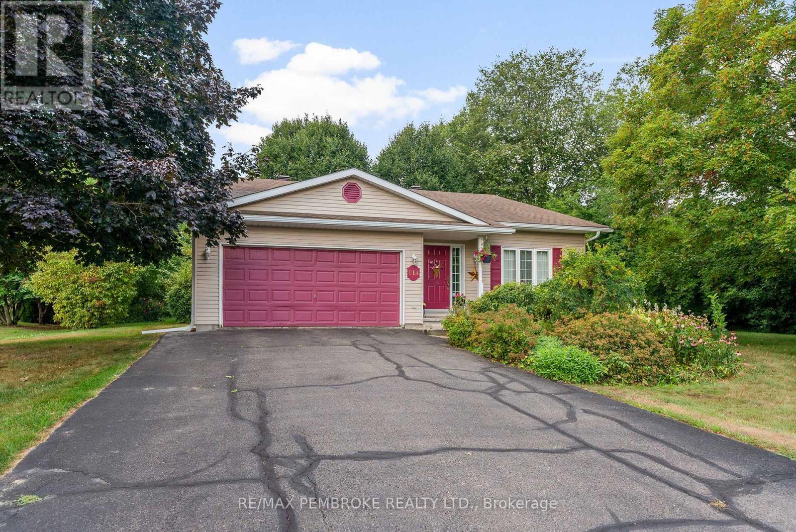 114 Stoneyfield Road, Laurentian Valley, Ontario  K8B 1B7 - Photo 4 - X12367015