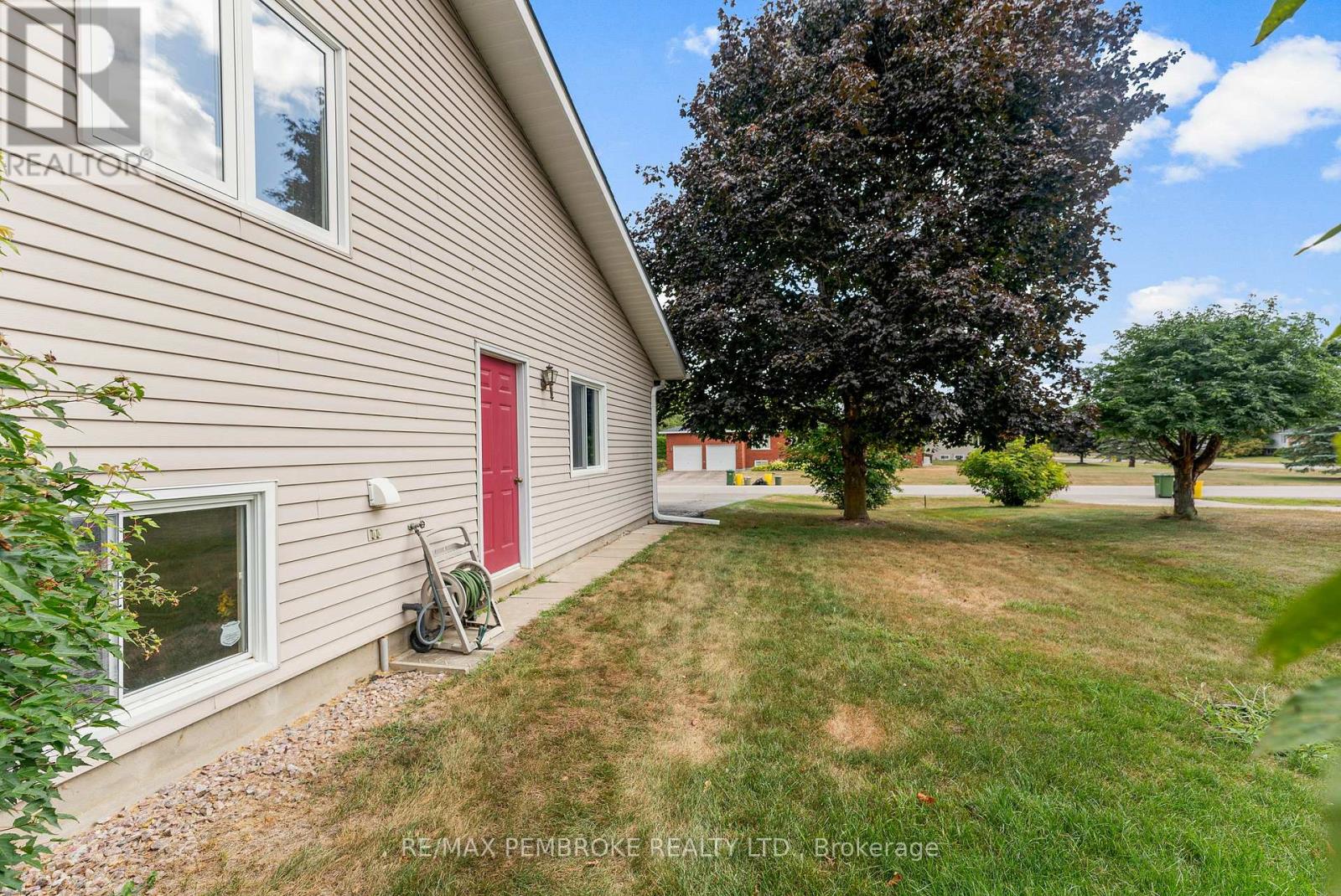 114 Stoneyfield Road, Laurentian Valley, Ontario  K8B 1B7 - Photo 47 - X12367015