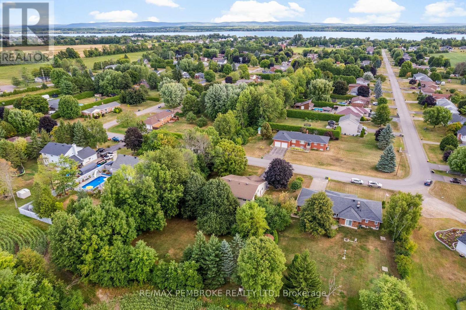 114 Stoneyfield Road, Laurentian Valley, Ontario  K8B 1B7 - Photo 6 - X12367015