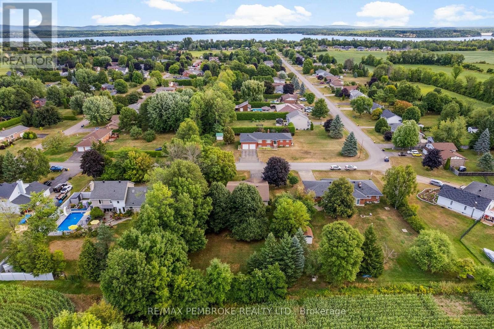 114 Stoneyfield Road, Laurentian Valley, Ontario  K8B 1B7 - Photo 7 - X12367015