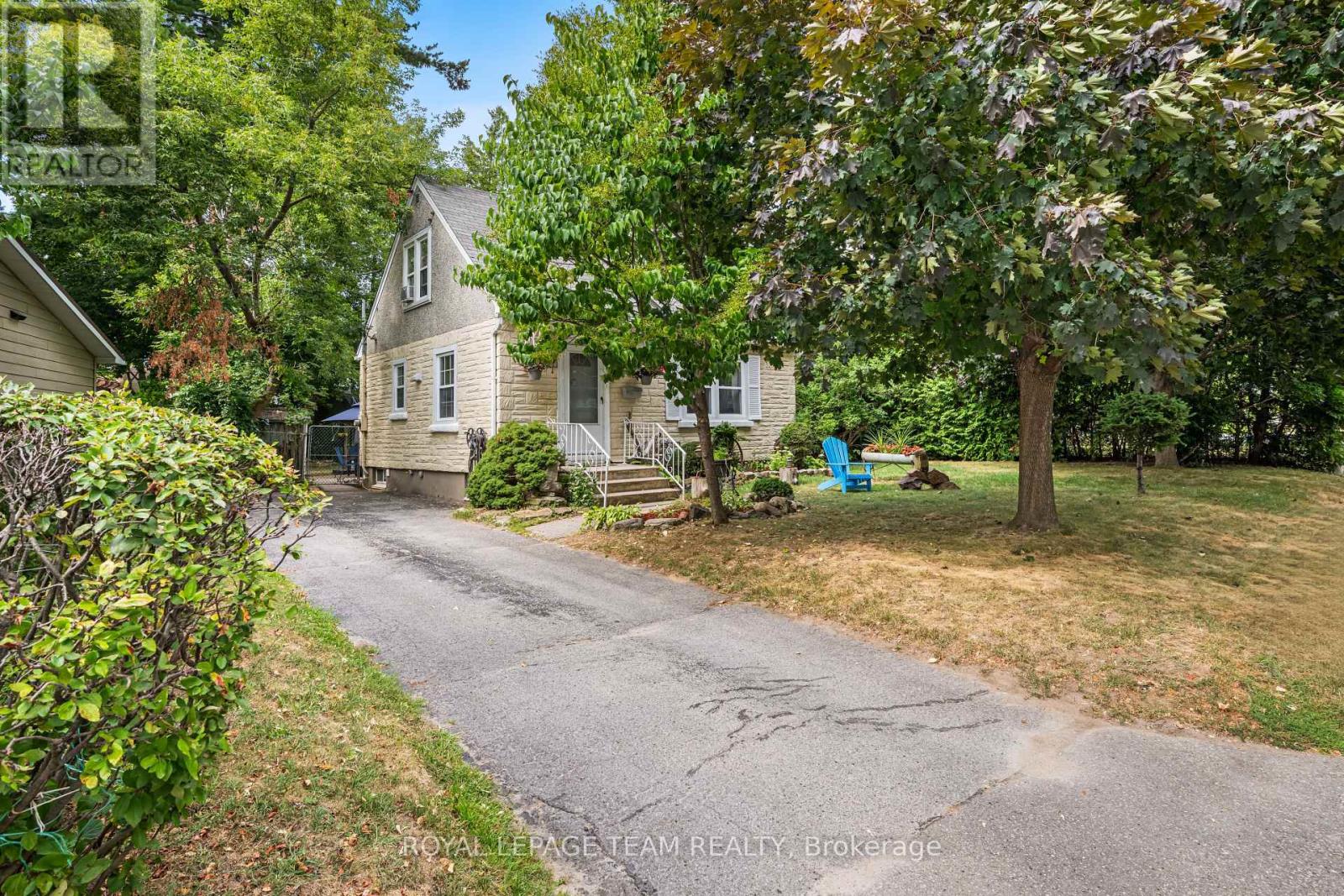 158 Anna Avenue, Ottawa, Ontario  K1Z 7V2 - Photo 2 - X12367007
