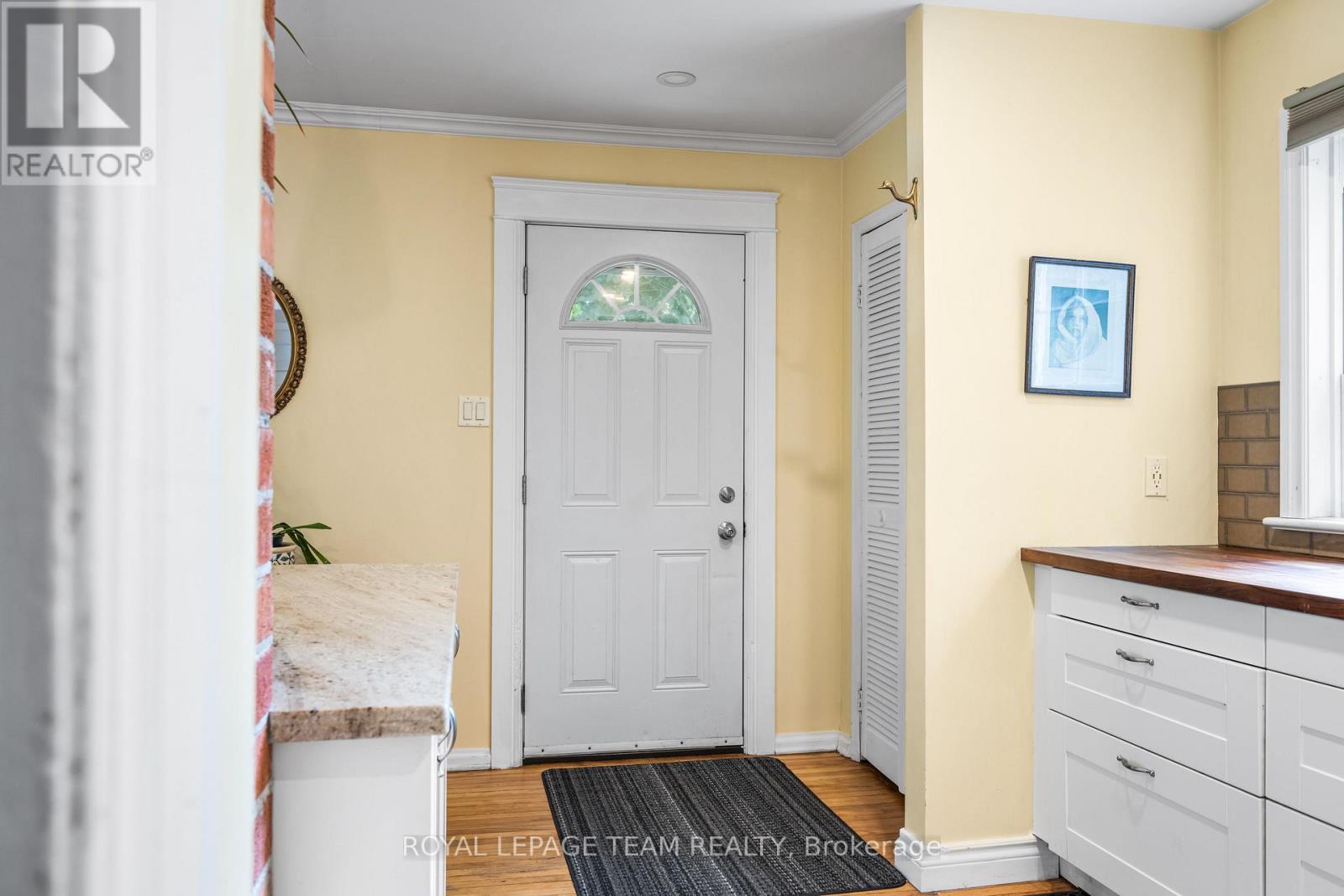 158 Anna Avenue, Ottawa, Ontario  K1Z 7V2 - Photo 5 - X12367007