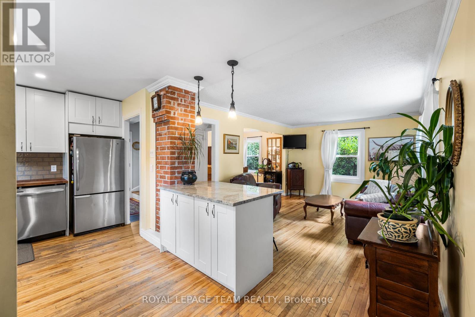 158 Anna Avenue, Ottawa, Ontario  K1Z 7V2 - Photo 6 - X12367007
