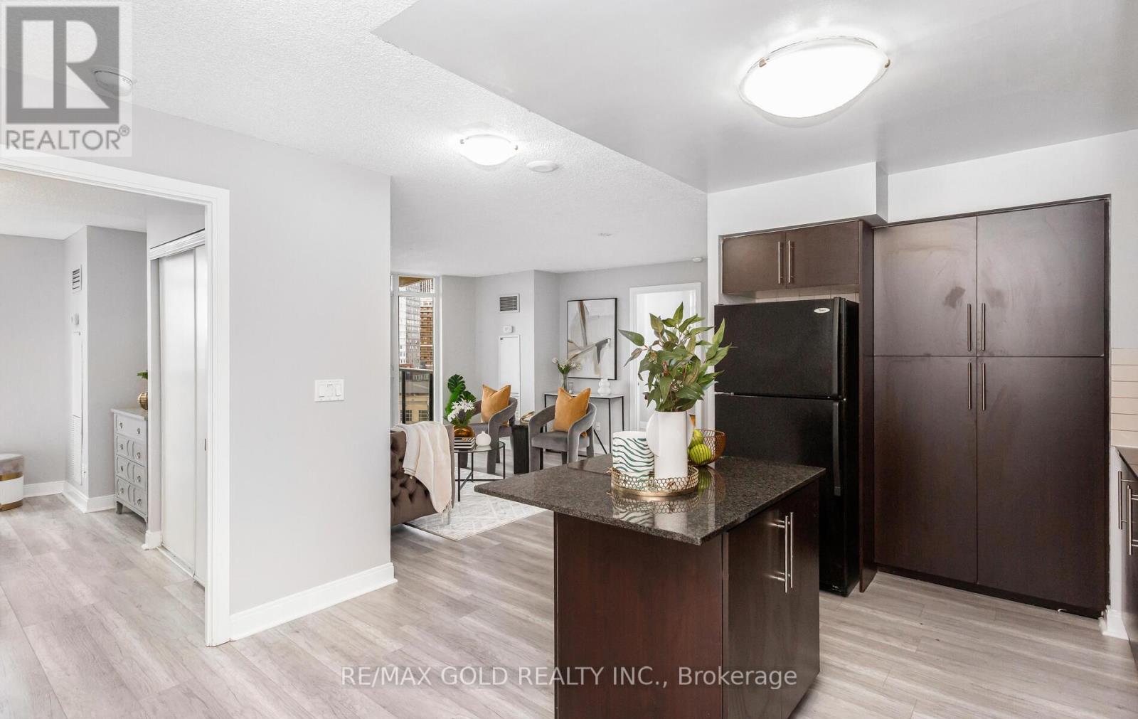 804 - 330 Burnhamthorpe Road, Mississauga, Ontario  L5R 1B8 - Photo 9 - W12367010
