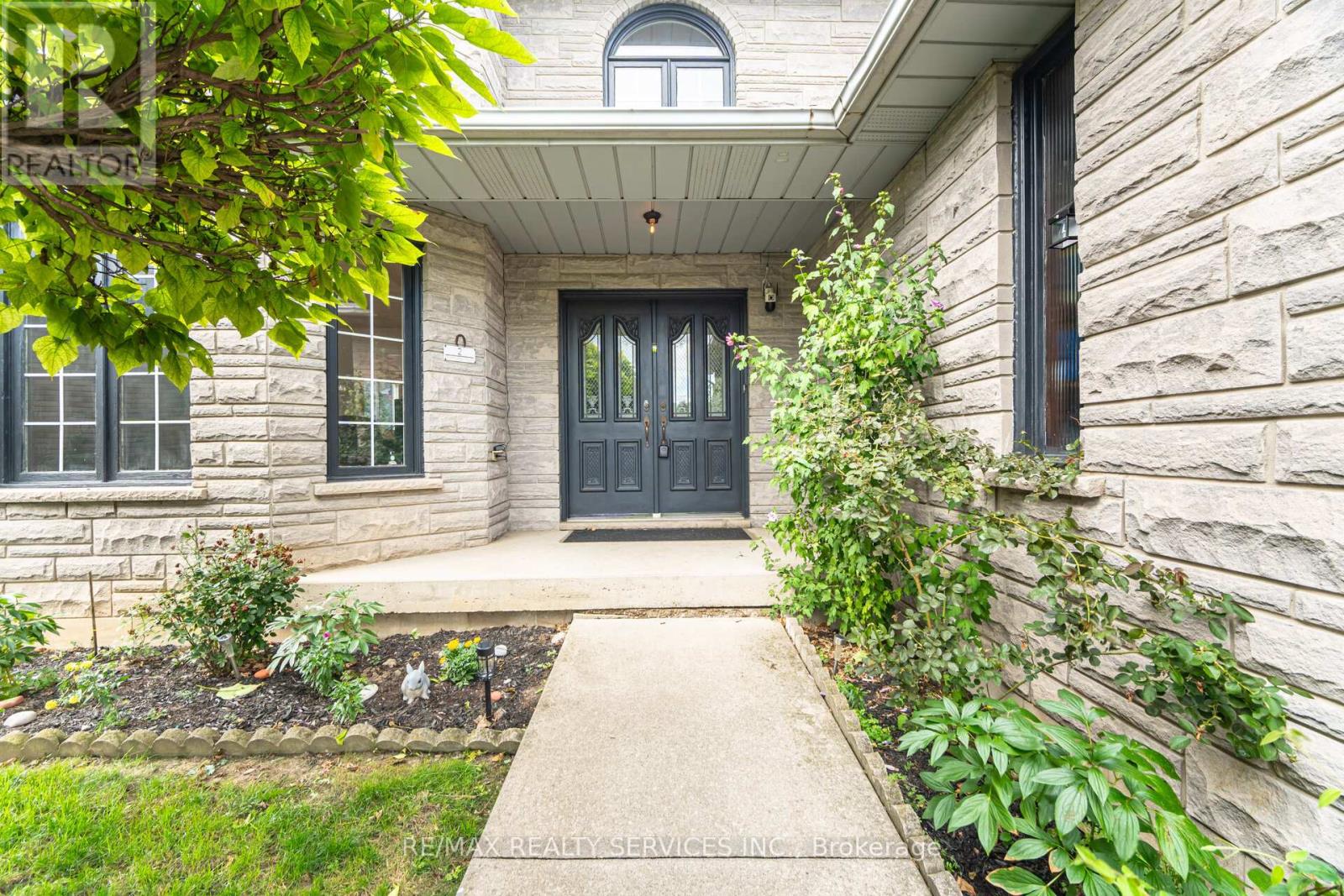 Property at 2 MORNINGSTAR COURT image 3