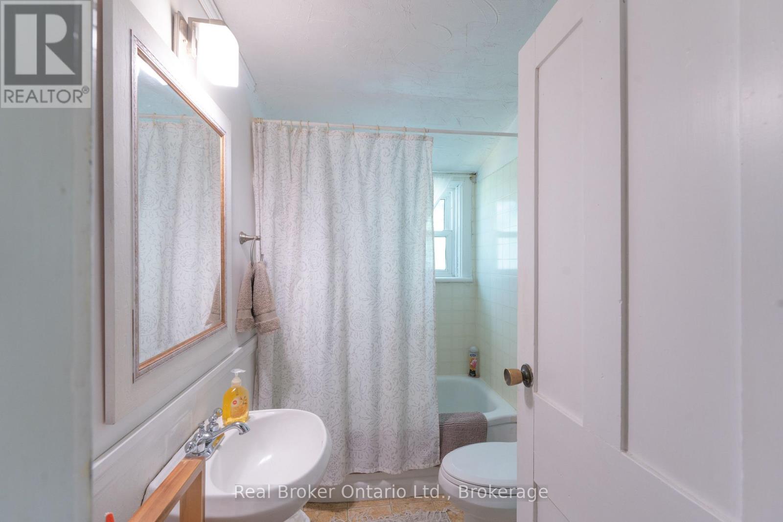 21266 Thames Road, Southwest Middlesex, Ontario  N0L 1A0 - Photo 27 - X12367061