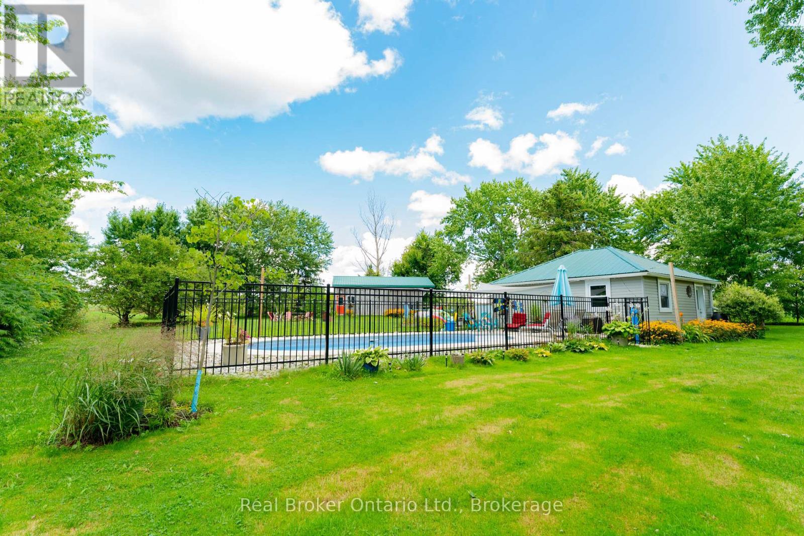 21266 Thames Road, Southwest Middlesex, Ontario  N0L 1A0 - Photo 38 - X12367061