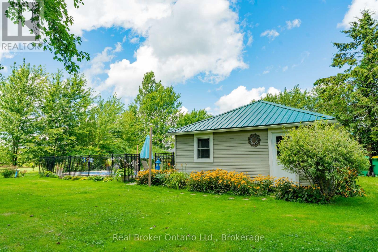 21266 Thames Road, Southwest Middlesex, Ontario  N0L 1A0 - Photo 40 - X12367061